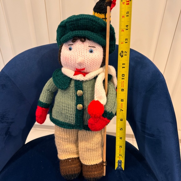 Vintage hand knit trio of Christmas Carollers. Three large hand knit figurines. - Picture 4 of 11